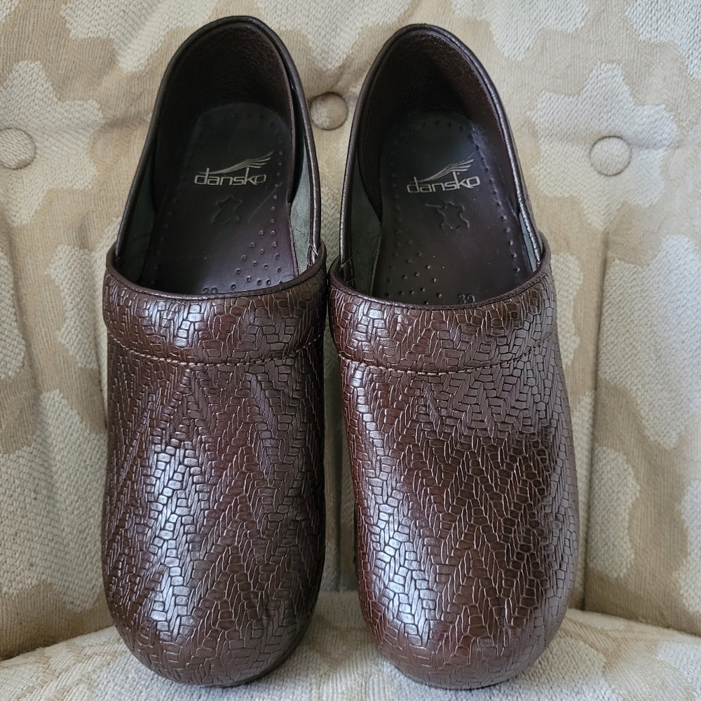 DANSKO EU SIZE 39 (8/8.5) LEATHER CHEVRON TOOLED CLOGS BROWN STYLE 806077878